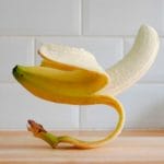 Unerwartet, aber eine Bananenschale kann Ihnen im Land gute Arbeit leisten. Was aus überreifen Bananen zu kochen