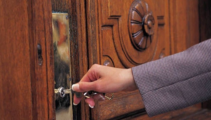How to open a door if it won't open. Where to call if the door is jammed or the lock is broken?