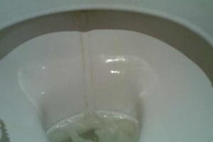 Überraschend nützliche Badelebens-Hacks mit Fotos. Das Leben hackt in der Arbeit von Klempnern - Reparatur eines Lecks in einer Toilettenschüssel, Rohren und einem Kugelhahn.