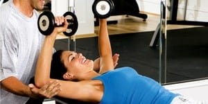 Una guida per principianti alla palestra: macchine ed esercizi di base. Come allenarsi sui simulatori in palestra