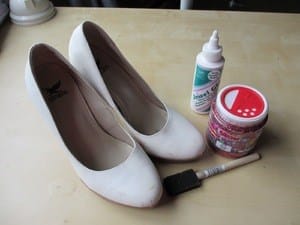 10 besten Mittel zum Reinigen und zum Schrubben von schwarzen Streifen auf Schuhen. Wie entferne ich schwarze Streifen an Schuhen?