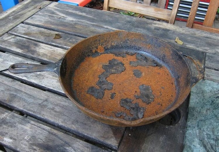 Castালাই লোহা প্যান যত্নে 13 গুরুতর ভুল। একটি ironালাই লোহা প্যান জন্য দরকারী কীভাবে দরকারী পরামর্শ