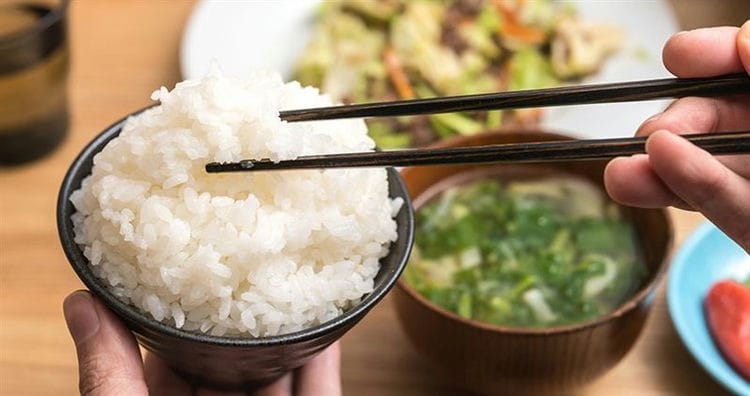 Hvordan spise med spisepinner og ikke flau deg selv - reglene for kinesisk etikette. Hvordan holde kinesiske sushi-pinner riktig