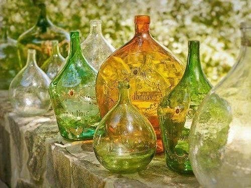 Como lavar qualquer recipiente por dentro, mesmo com gargalo estreito, mesmo da placa verde depois da água? Como limpar garrafas de vidro por dentro: um hack da vida dos bartenders