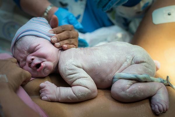 Die ersten Lebenstage eines Neugeborenen: Ratschläge eines Kinderarztes. Wie ein Neugeborenes aussehen sollte