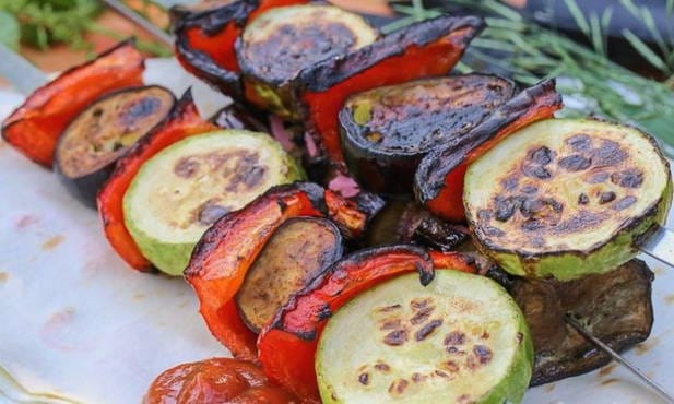 Berinjelas grelhadas na grelha e espetos: as melhores receitas, marinada. Berinjelas grelhadas