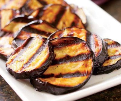 Berinjelas grelhadas na grelha e espetos: as melhores receitas, marinada. Berinjelas grelhadas