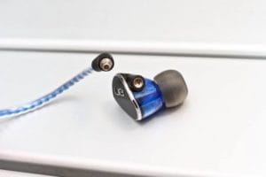 Teemme "kierretyn" langan gadgeteillemme ja laitteillemme. Kuinka vahvistaa kuulokkeita - suojaa johtoa murtumiselta