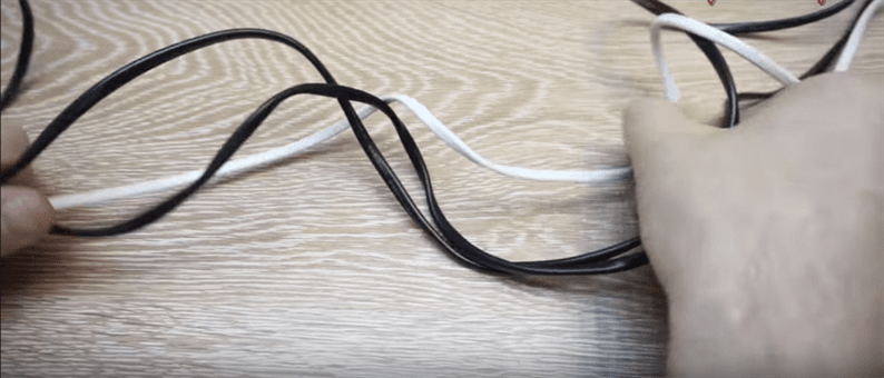 Teemme "kierretyn" langan gadgeteillemme ja laitteillemme. Kuinka vahvistaa kuulokkeita - suojaa johtoa murtumiselta