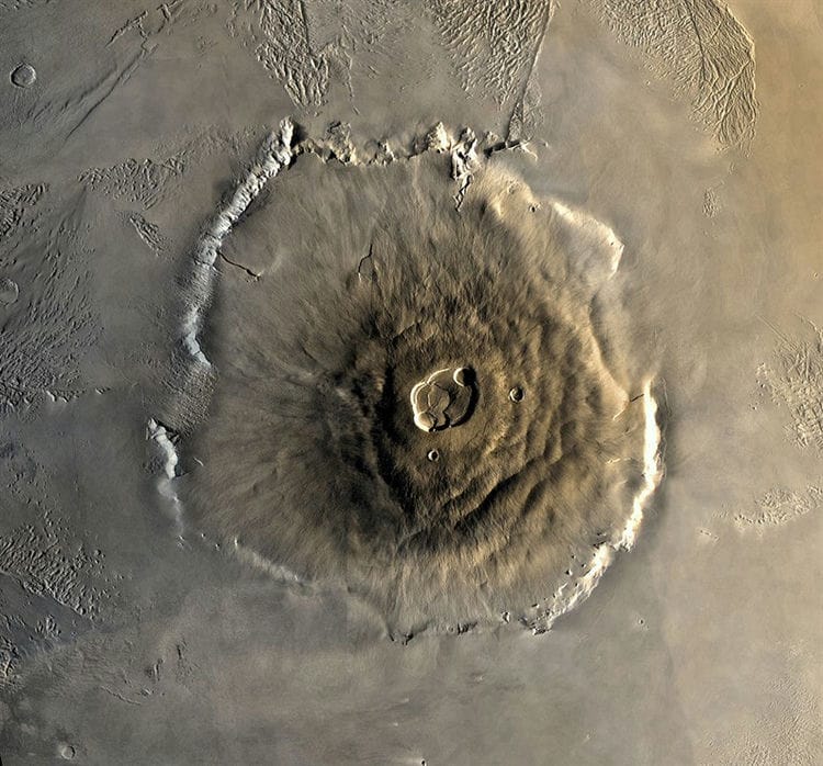 Spitze der höchsten Gipfel unseres Sonnensystems. Der höchste Berg der Welt