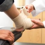Jambe repliée: une seconde de douleur et des semaines de longue récupération. Comment traitez-vous les blessures par torsion des jambes?