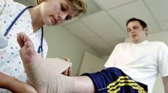 Gamba piegata: un secondo di dolore e settimane di lungo recupero. Come tratti le lesioni da torsione delle gambe?
