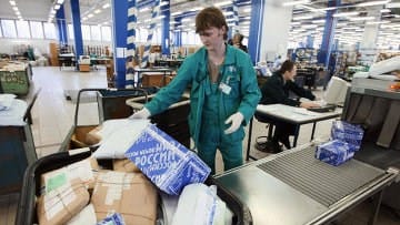 Was kann getan werden, wenn das Paket im Sortierzentrum steckt? Wie lang ist das Paket im Sortierzentrum?