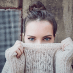 Como se livrar do cheiro de mofo nas roupas?