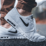 Wie werden Reagenzienspuren auf Schuhen entfernt?