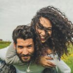 Por que as mulheres são mais propensas a escolher estrangeiros
