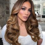 „Trage zuerst einen Tropfen Ton auf deine Lippen und du wirst überrascht sein …“: 6 Make-up-Hacks von Maskenbildnerin Jennifer Lopez und Kendall Jenner