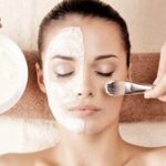 Limpieza facial manual para la belleza de la piel