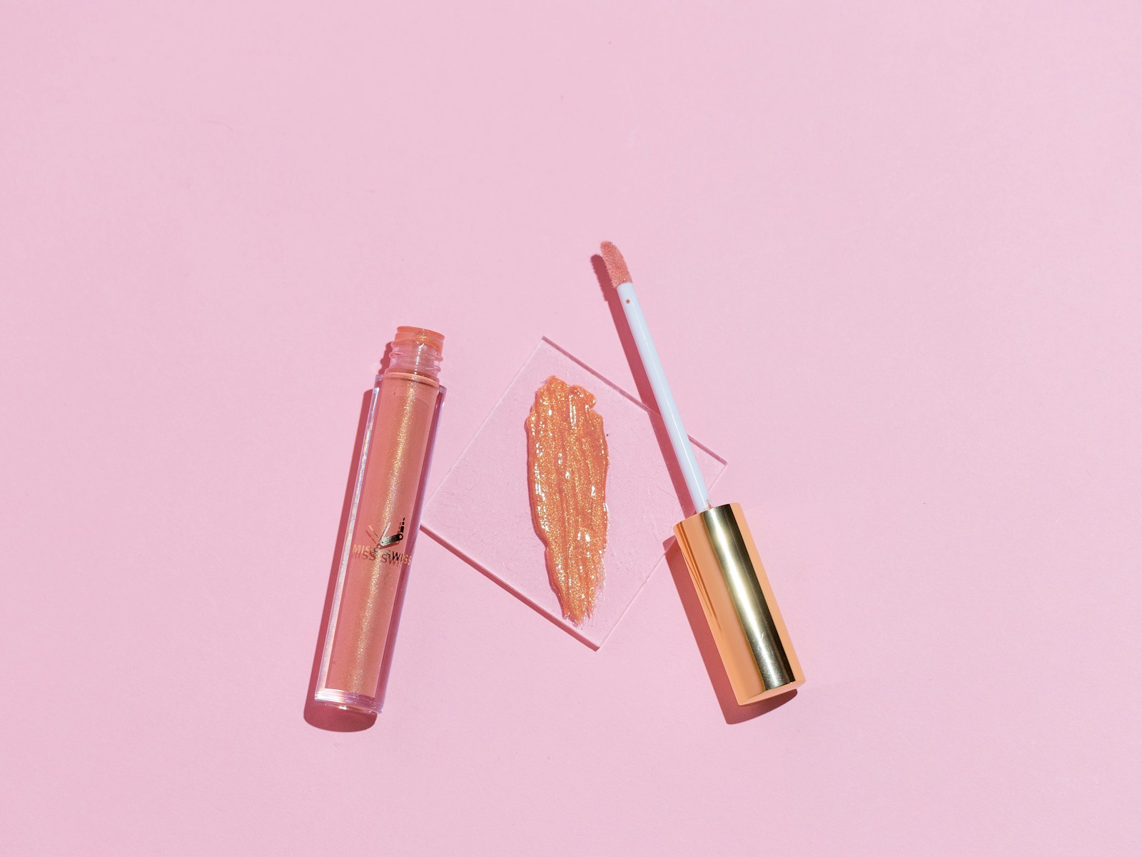 Lip gloss applicator macro