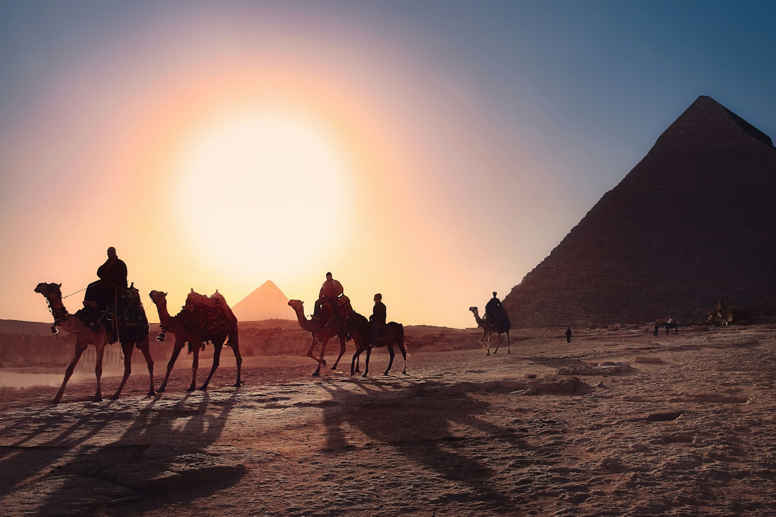 hotel comparison, Egypt tour analysis 📸📸 Realistic photo of a laptop with hotel booking page, notes on a desk, warm indoor lighting, travel planning mood 📸📸 Вибір готелю та аналіз варіантів