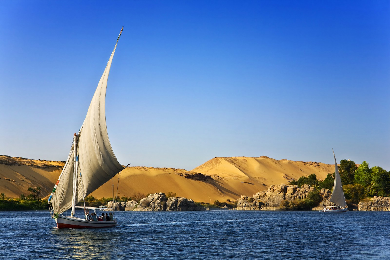 Egypt resort, Red Sea, all inclusive 📸📸 Realistic photo of a Red Sea resort in Egypt, sandy beach, clear water, palm trees, bright daylight, wide angle 📸📸 Курорти Єгипту на Червоному морі